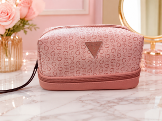 Cosmetiquera Guess rosa con monograma de la marca